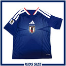 キッズ アディダス サッカー日本代表 2026 ホーム レプリカ ユニフォーム「FIFA ワールドカップ 26 オフィシャル スリーブバッジ」  画像1