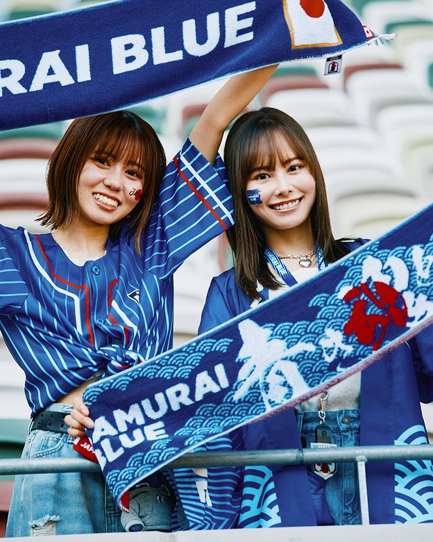 笑顔でポーズをとるSAMURAI BLUEファン（その1）