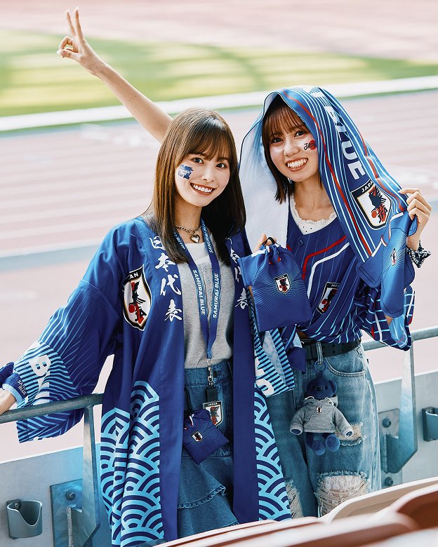 笑顔でポーズをとるSAMURAI BLUEファン（その3）