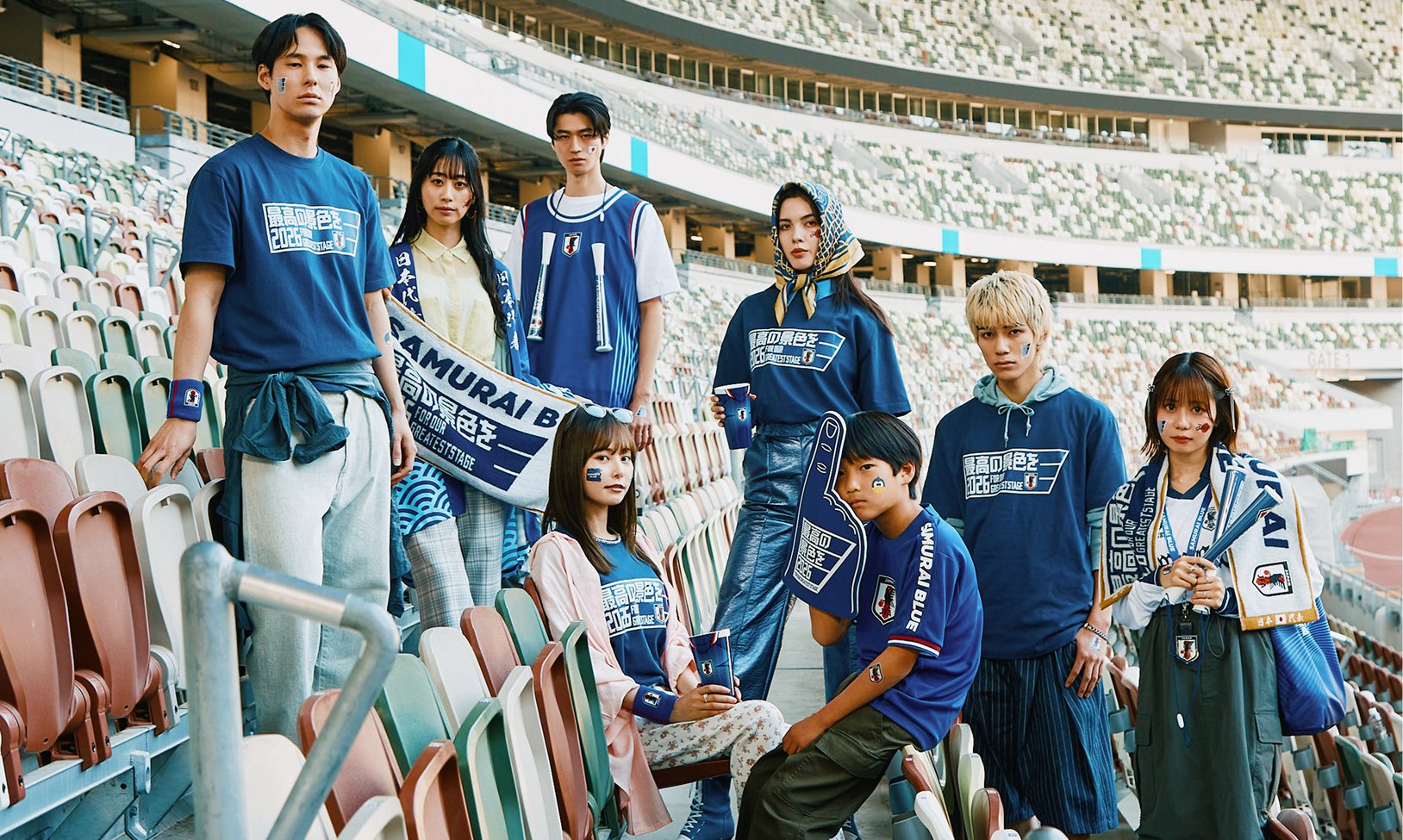 スタジアムでSAMURAI BLUEのユニフォームを着て応援するファン